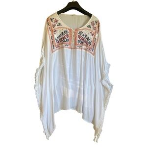 NWOT Rivera Sun White Embroidered Pancho Style Tunic. Size Large